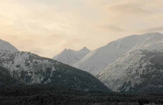 日落中的雪山
