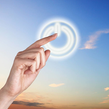天空背景下的電源按鈕