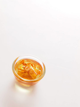 靠近一個碗金蔥油