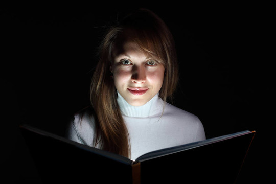 年輕女子讀魔法書