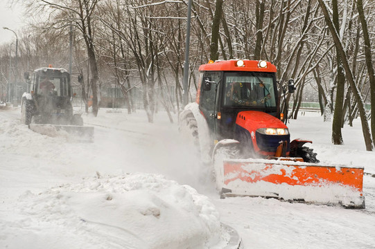 兩臺拖拉機在公園掃雪