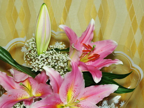 粉色的百合花束