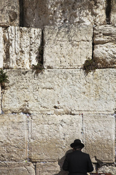 虔诚的犹太人在耶路撒冷西墙祈祷
