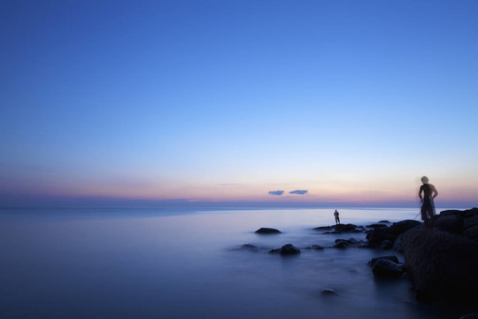 日落釣魚(yú)。長(zhǎng)曝光鏡頭。