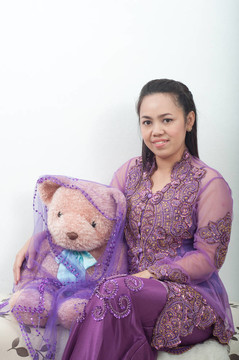 亞洲的泰國女紫色穆斯林服飾- banduang擁抱是