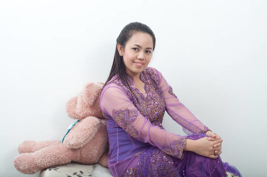 亞洲的泰國女紫色穆斯林服飾- banduang擁抱是
