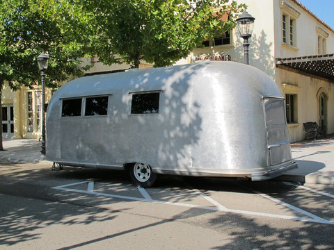 典型的金屬灰色老篷車；1950