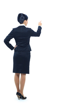 微笑商業(yè)女性的指點(diǎn)與呈現(xiàn)；白色背景下的全長(zhǎng)人像。