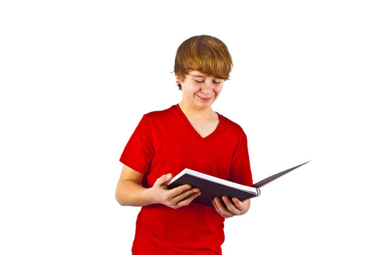 聰明的男孩在書中看書