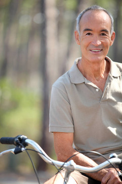 中年男子騎自行車