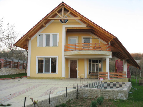 剛剛建立新的家庭住宅和小型游泳池