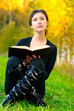 美女讀書