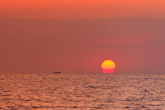 海上日出