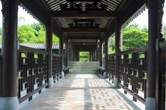 中國(guó)傳統(tǒng)建筑；戶外公園長(zhǎng)廊