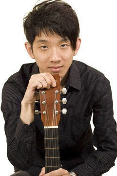 亞洲男孩彈吉他