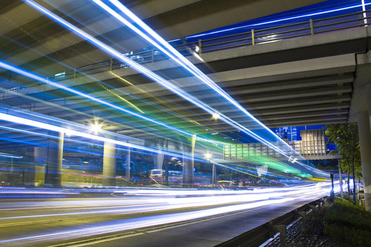 現(xiàn)代汽車中的夜間高速公路。