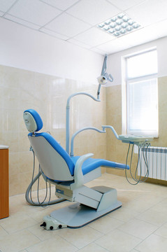 牙科诊所的内部；牙科椅及设备