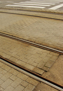 一個(gè)生銹的有軌電車與道路斑馬路徑視圖