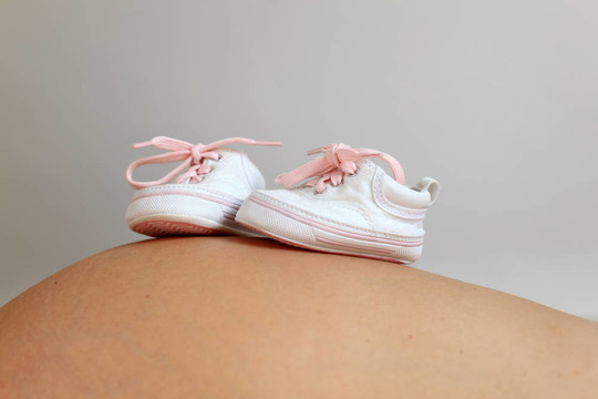 孕婦肚子上的小嬰兒鞋