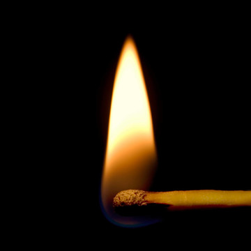 燃燒的火柴特寫(xiě)孤立在黑