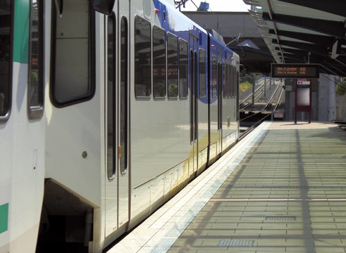 輕軌列車近距離