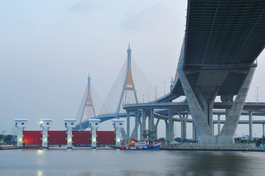 泰國泰橋；也被稱為工業(yè)環(huán)路泰國橋。這座橋橫跨湄南河的兩倍。