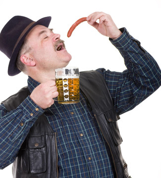 老人拿著啤酒