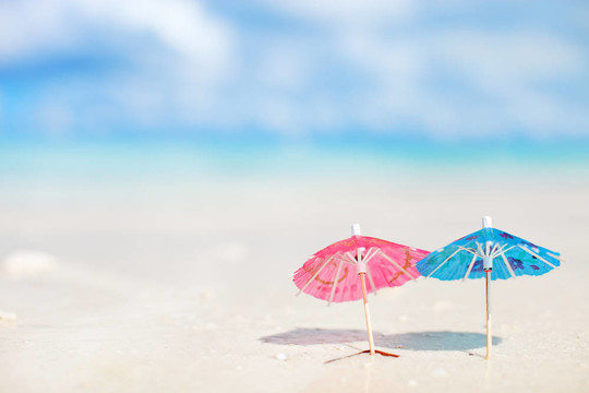 熱帶海灘上的小雨傘