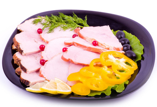 美味的熏肉和平板上胡椒