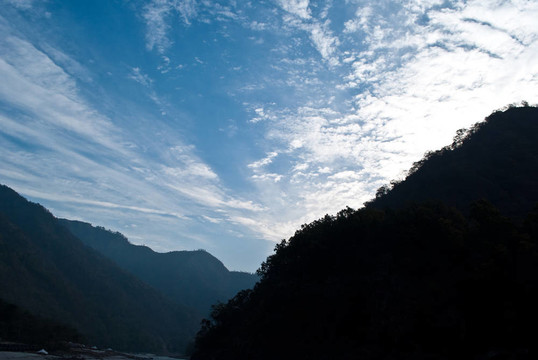 天空和山