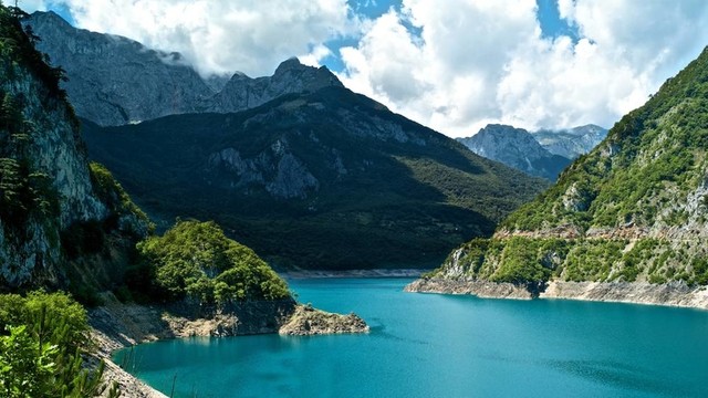 瓦湖