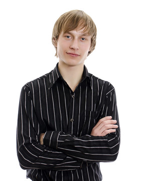 穿著寬松襯衫的英俊男子。白色隔離。