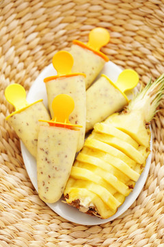 菠蘿冰淇淋