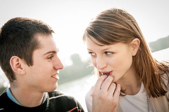 在locve吃巧克力的年輕夫婦