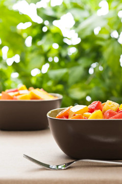 两碗混合热带水果沙拉