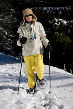 女人雪shoeing