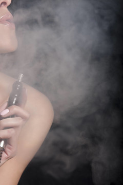 女人抽水煙