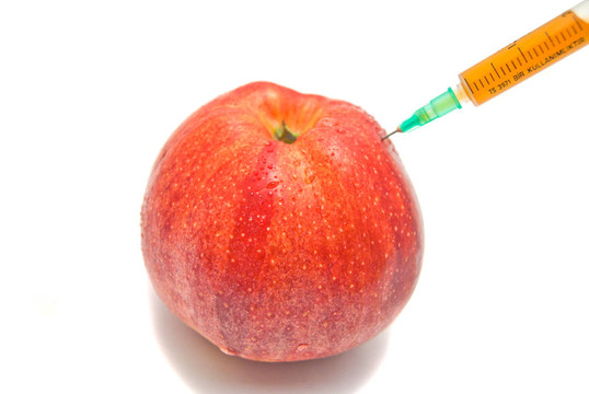 紅蘋果和注射器近白