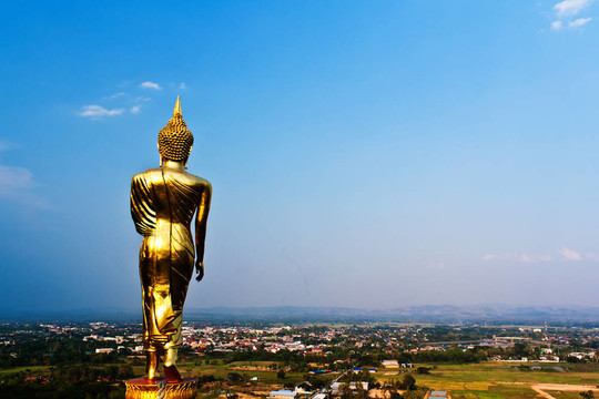 如來佛祖站在山的Wat Phra，考NOI；Nan Provin