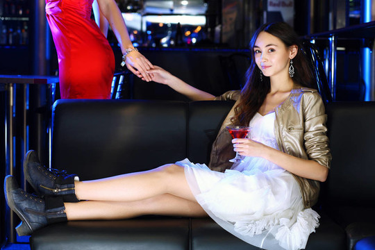 夜總會里有魅力的女人喝一杯