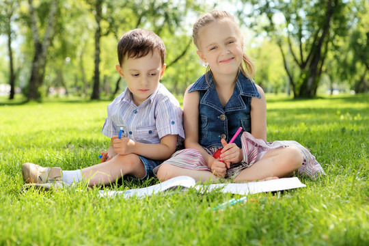 孩子在公園里看書