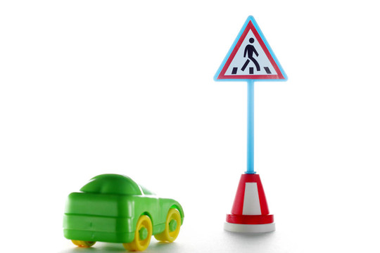 綠色汽車后行人過街標志