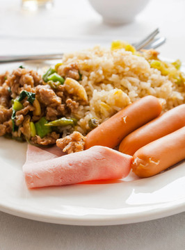 豬肉香腸和火腿Basil Fried Rice