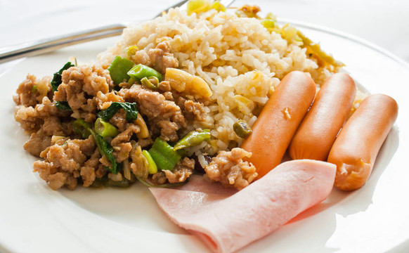 豬肉香腸和火腿Basil Fried Rice