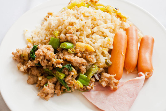 豬肉香腸和火腿Basil Fried Rice
