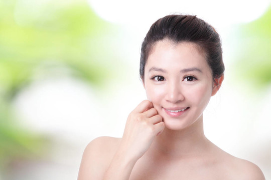 美麗女人臉和手觸摸她的臉