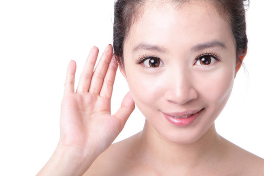 女人耳朵聽