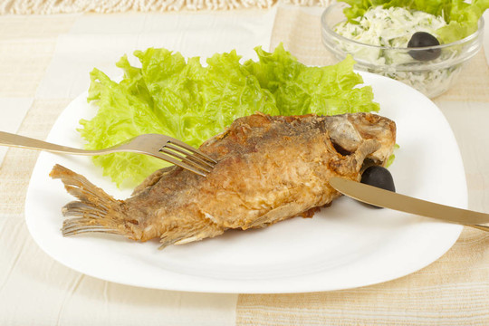 魚炒鯉魚和早熟白菜沙拉