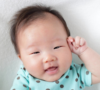 微笑面對一個可愛的嬰兒