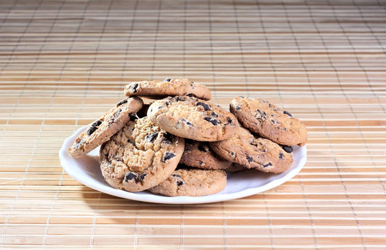 盤子上的餅干